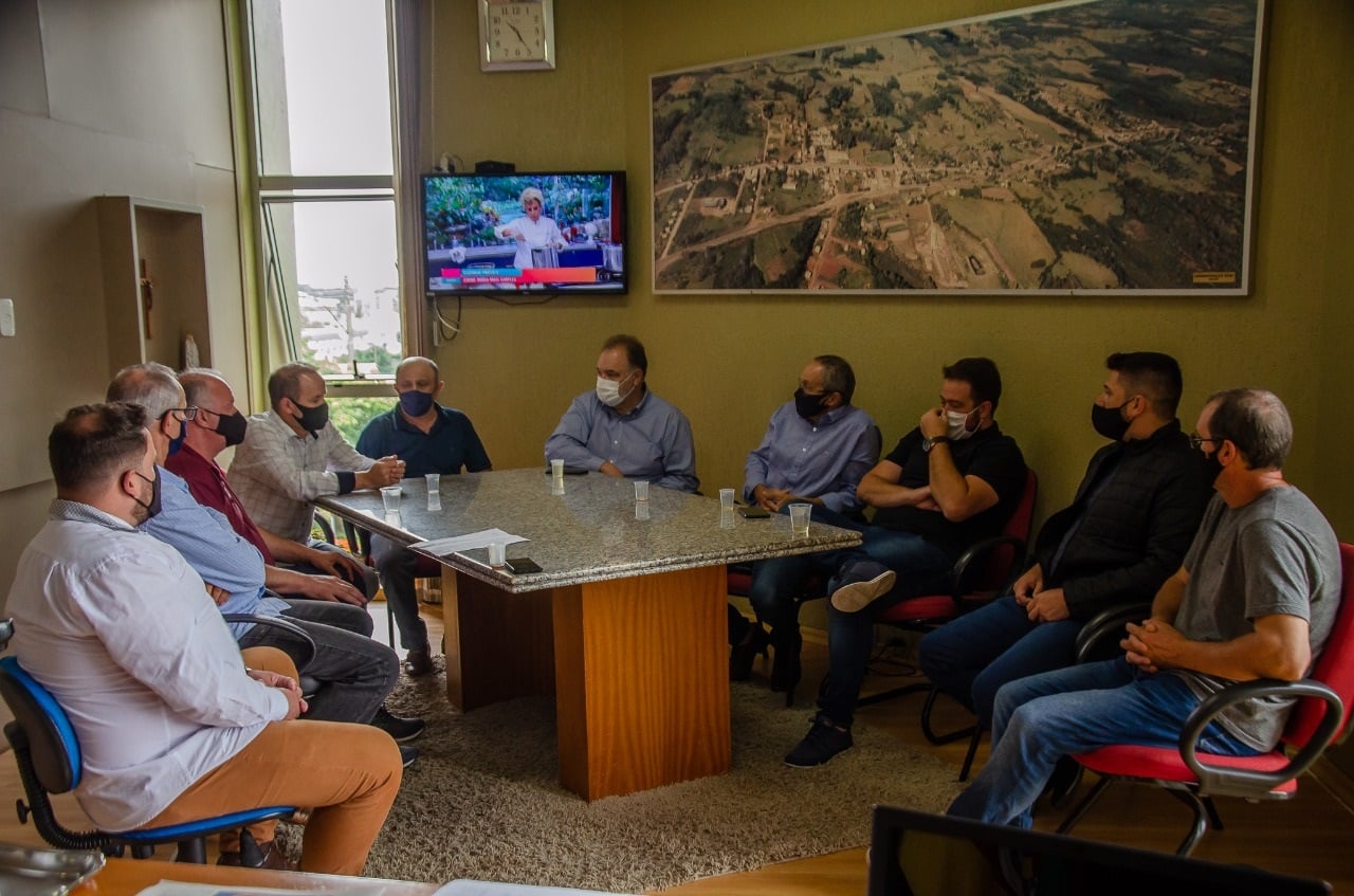 Vereadores, juntamente com o Prefeito e Vice-Prefeito recebem o Deputado Estadual Carlos Búrigo 